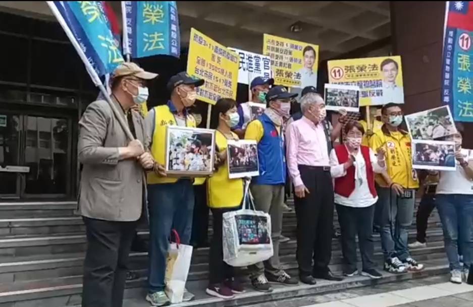 圖片說明:張榮法控訴遭陳時中隨扈毆打住院,有腦震盪之虞。(記者徐煜勝翻攝)