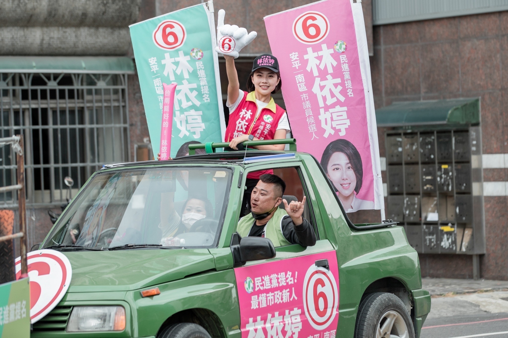 圖片說明:候選人們呼籲民眾支持18歲公民權修憲案。(照片來源:黃偉哲競選總部)