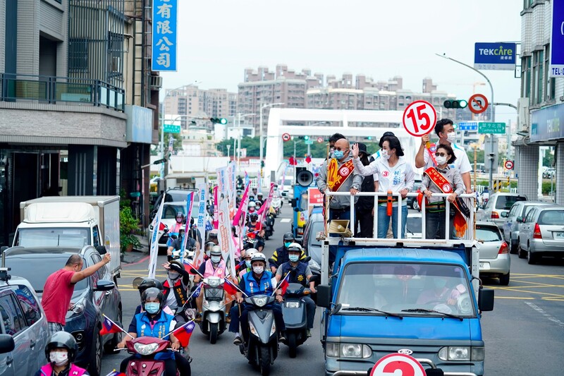 漾新聞|柯志恩展開車隊掃街 貪食蛇車隊出現了