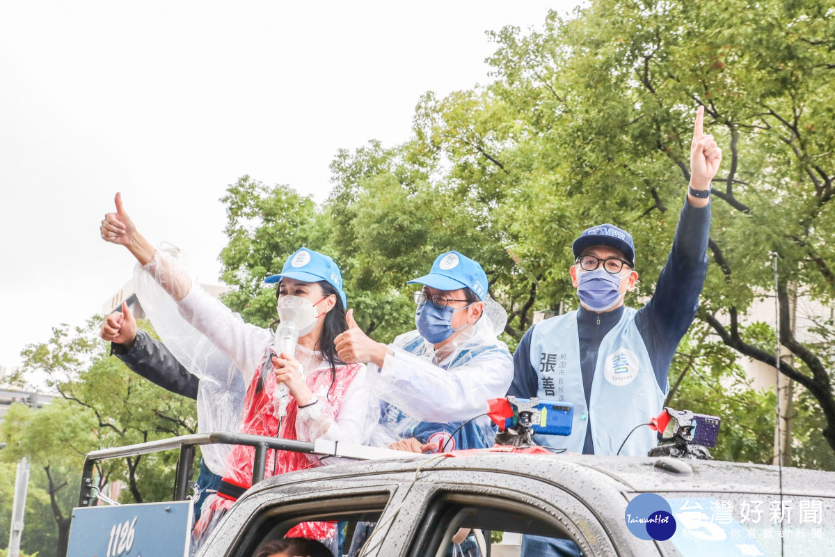 張善政持續衝刺,在副主席連勝文與立委萬美玲陪同下,先後前往八德、龜山與蘆竹區催票。