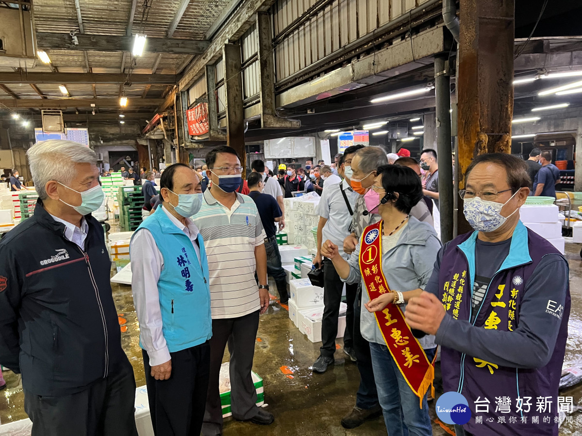 彰化縣長候選人王惠美今(23)日凌晨2點多在彰化區漁會理事長林明壽、總幹事陳諸讚等人陪同下,分別前往彰化魚市場、埔心魚市場兩地,掃市場、拜票,向民眾問候致意。圖/王惠美競選總部提供