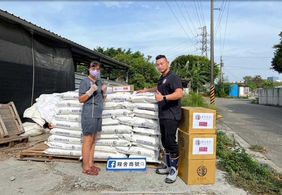 糧食集器運送天使人捐助飼料至高雄毛家人園區。(圖/糧舍商號提供)