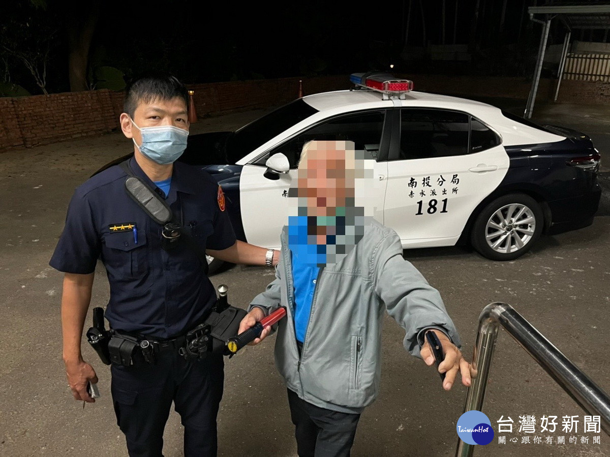 赤水派出所員警找到老翁時已離家10公里。（南投分局提供）