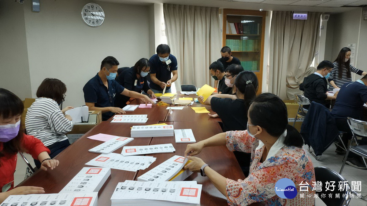 烏溪線各地選務中心派員點領選票。(選委會提供)