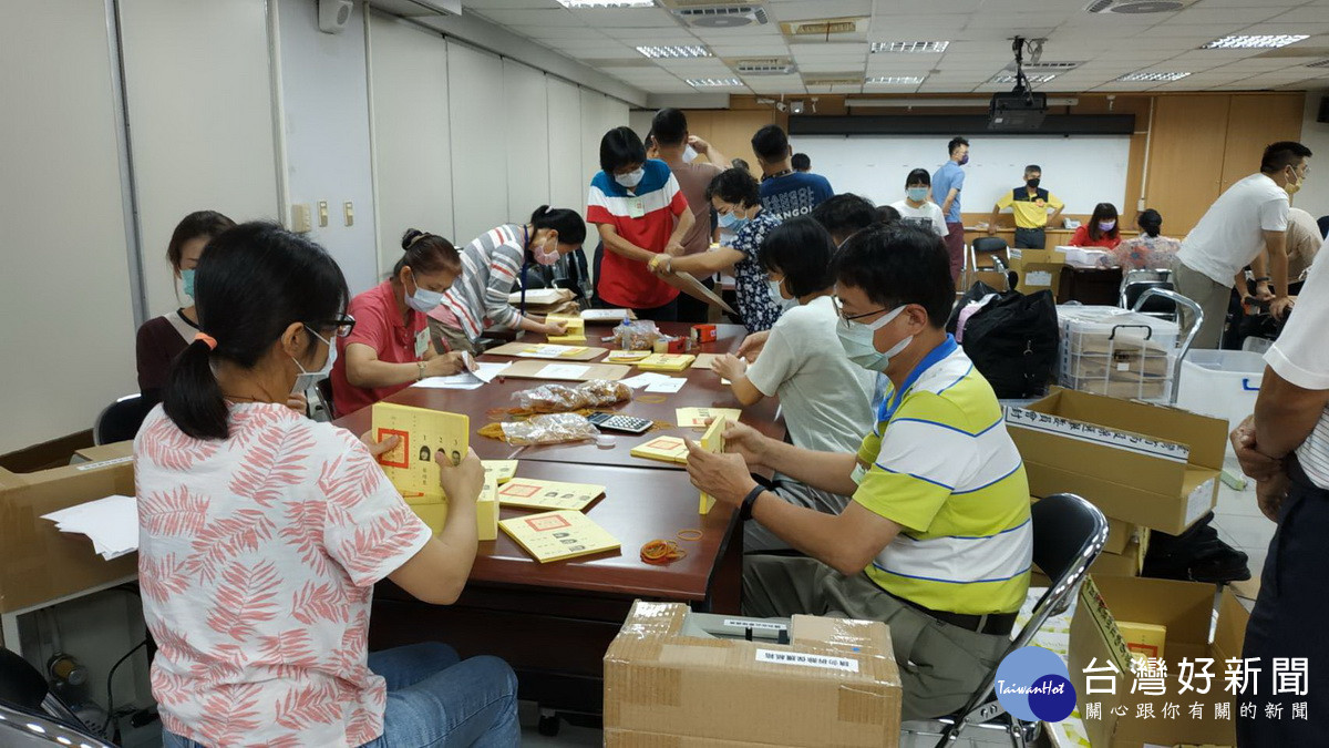 烏溪線各地選務中心派員點領選票。(選委會提供)
