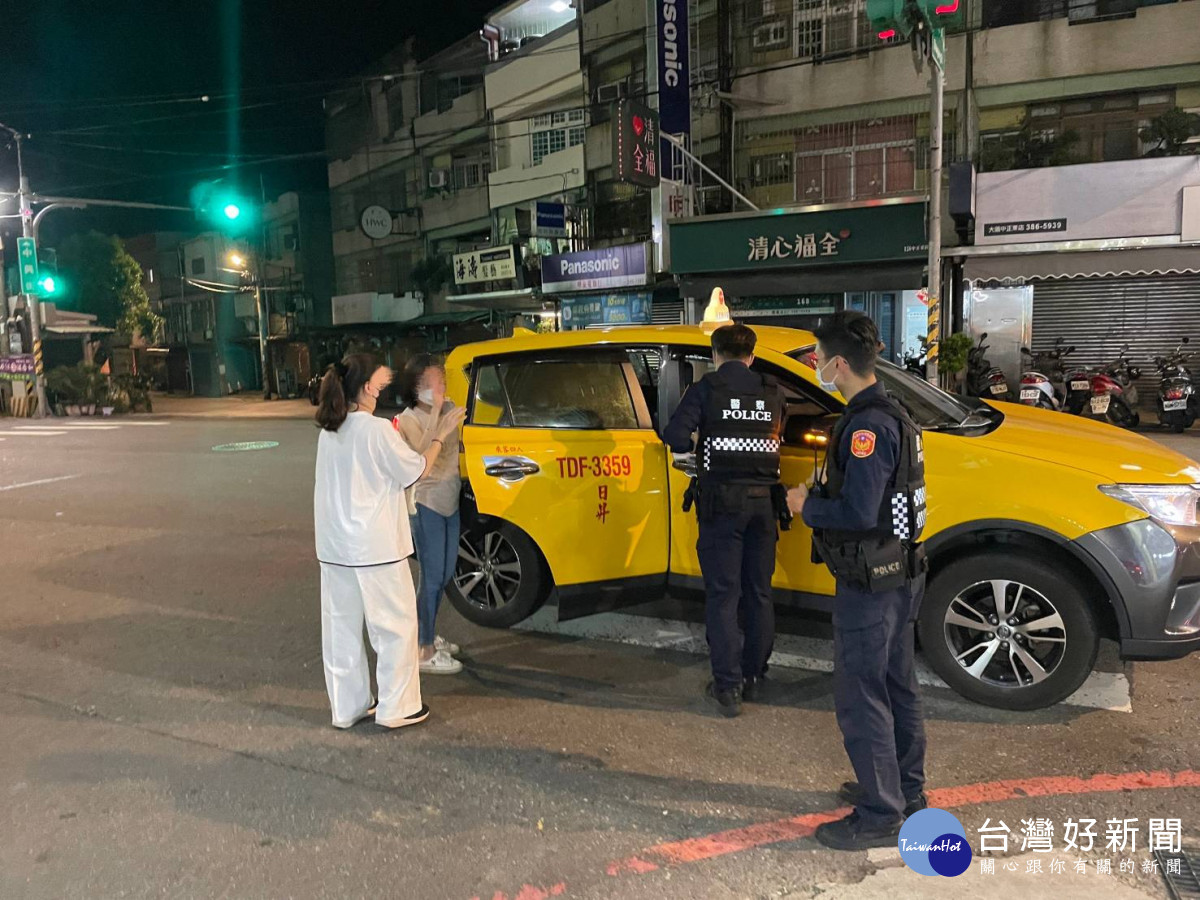 馬籍遊客回飯店叫不到車，大園警協助解圍。<br /><br /> <br /><br /> 