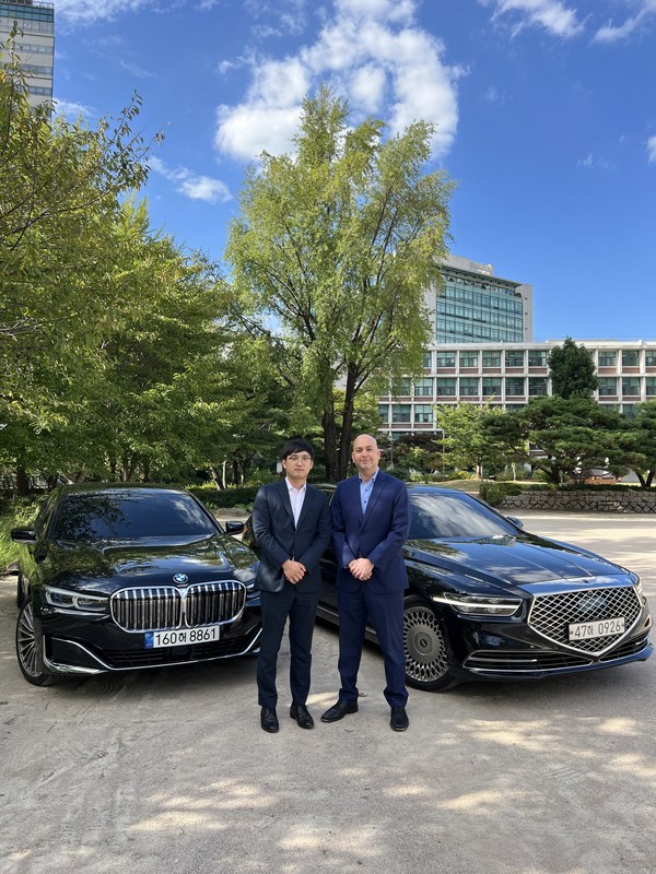 KFR President Yong Jun Youn and Enterprise Holdings Assistant Vice President, Global Franchising - APAC Marco Beltgens.