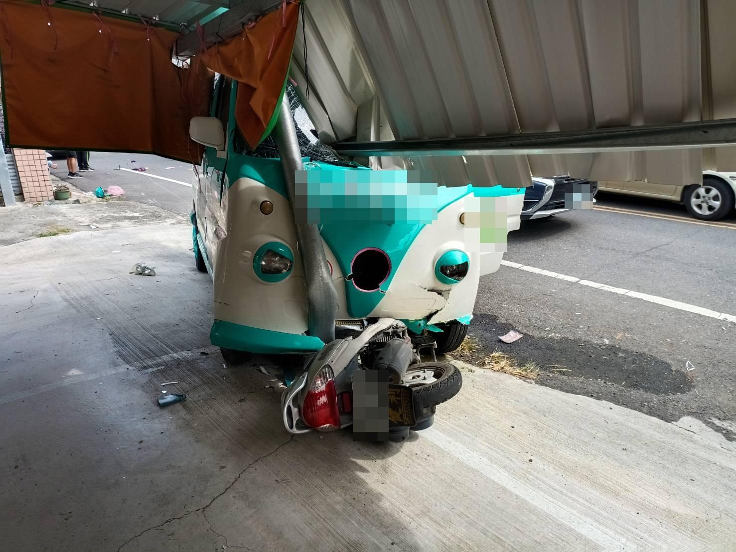 民進黨南市議員候選人陳皇宇宣傳車與機車相撞出車禍,78歲女騎士不治。警方提供