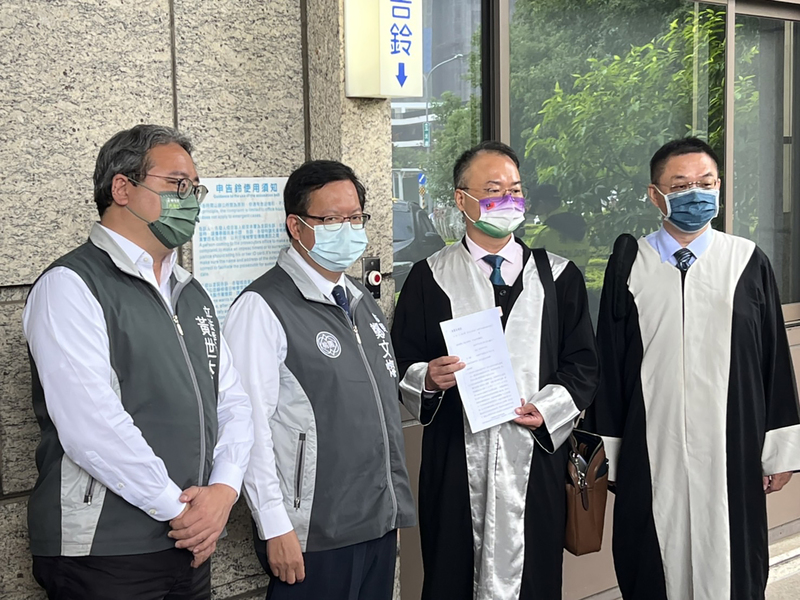 桃園市長鄭文燦（左2）不滿國民黨陣營抹黑，23日上午在律師陪同下到桃園地檢署按鈴申告。中央社