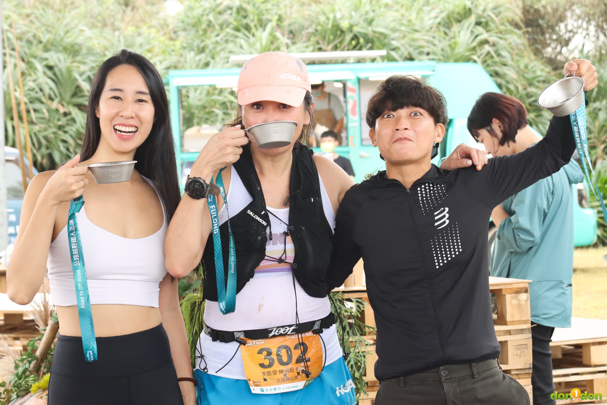 鐵人三項接力組:李詹瑩、何玫玲和KONA選手陳俐妘,和你乾一杯,明年福隆再見!