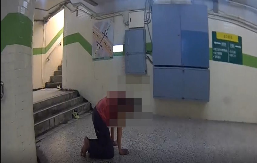 ▲歐姓男子因椎間盤疼痛而跪趴地下道、無法動彈 (圖/台中市警察局 提供)
