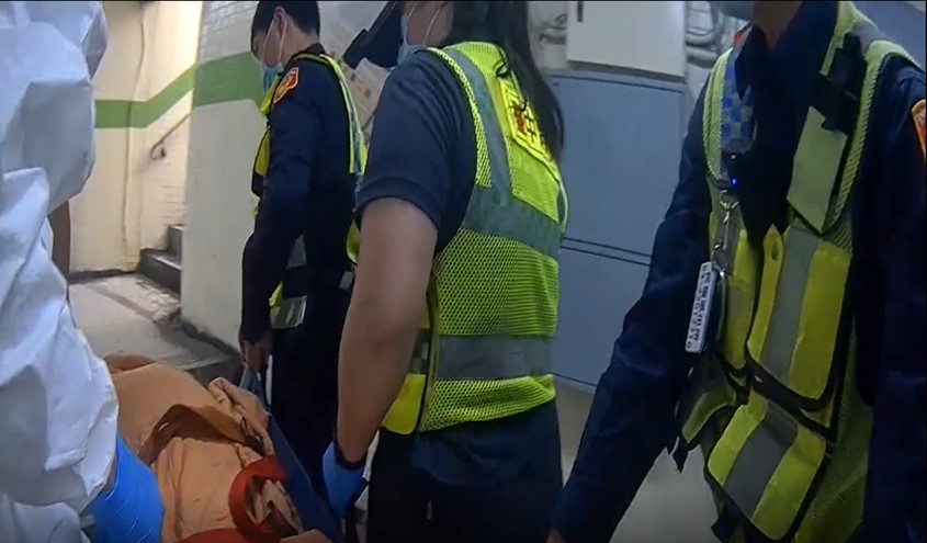 ▲警消人員使用背板將呈趴姿的歐男抬至路面 (圖/台中市警察局 提供)
