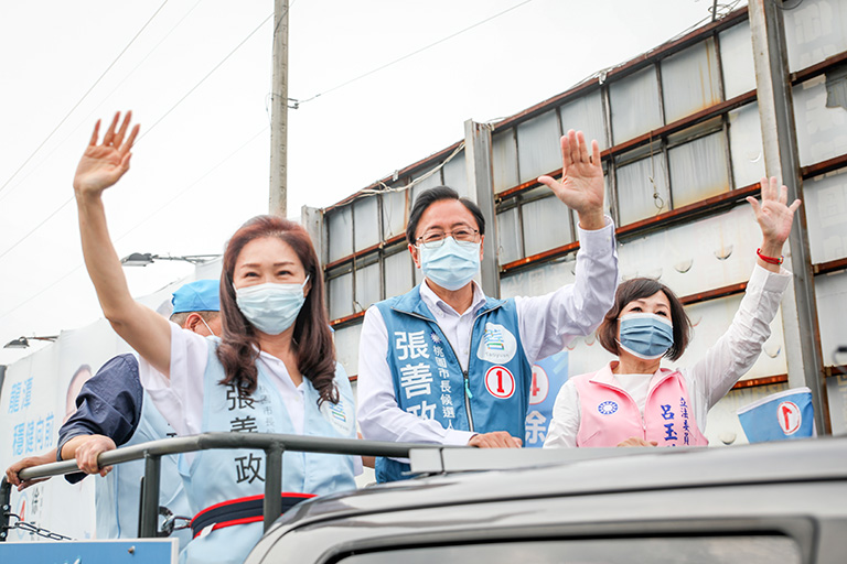 圖片說明:張善政選前衝刺,李佳芬(圖右)現身力挺陪同掃街受熱烈歡迎。(圖/張競辦提供)