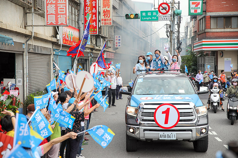 圖片說明:張善政選前衝刺,李佳芬現身陪同掃街受熱烈歡迎。(圖/張競辦提供)
