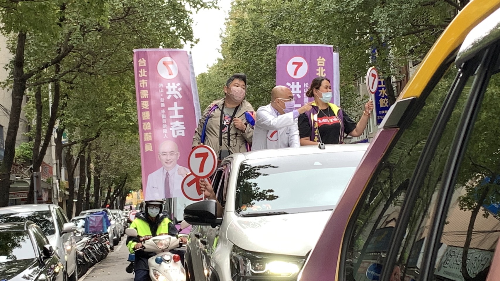 圖片說明:身著醫師長袍的洪士奇收拾心情遊行拜票,爭取選民認同他的醫療專業。(記者 宋紹誠翻攝)