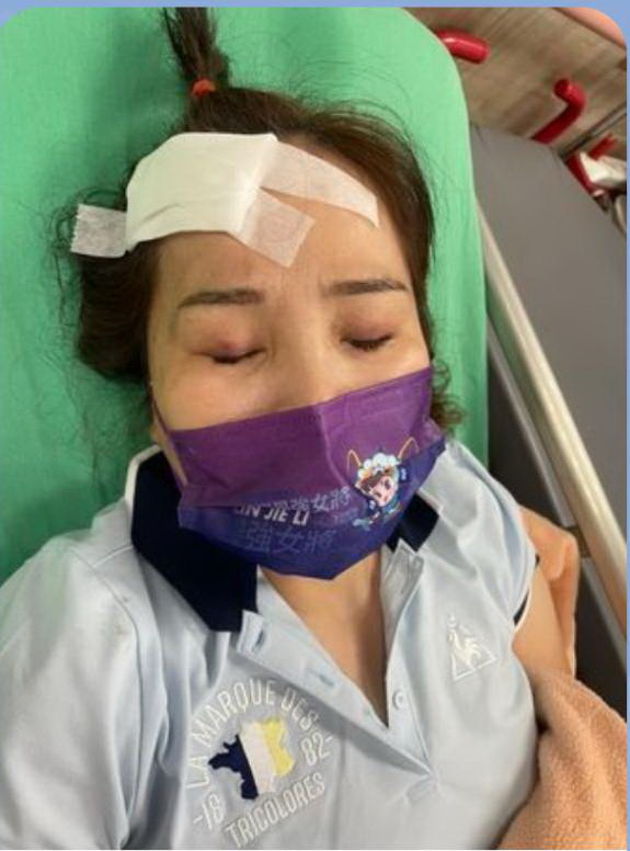 圖片說明:新黨台北市議員候選人林婕麗今天在路口拜票突遇襲遭打破頭,送醫後發現有腦震盪情形,醫師建議住院治療。(記者 宋紹誠翻攝)