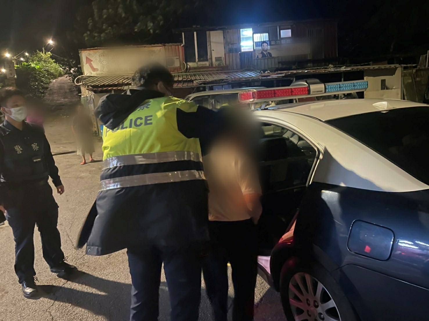 圖片說明:中和警送迷途老人返家。(記者徐煜勝翻攝)