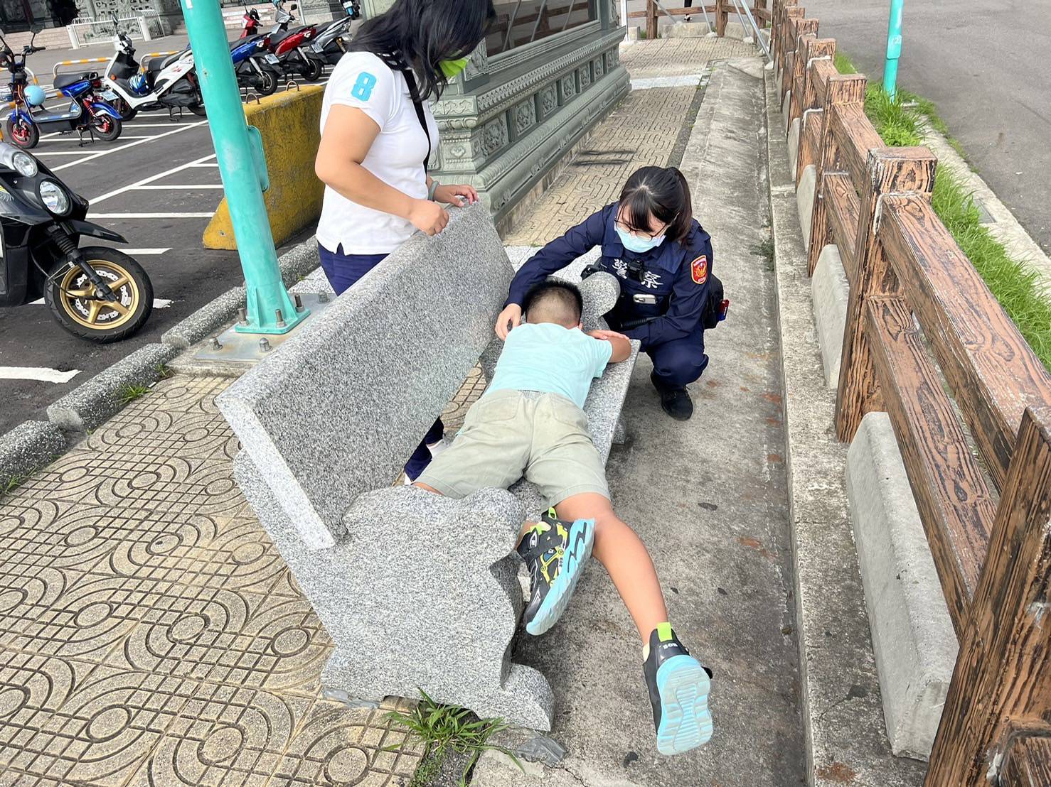 圖片說明:9歲男童負氣走失,蘆竹警速尋獲趴躺廣場石座上。(記者吳萍翻攝)