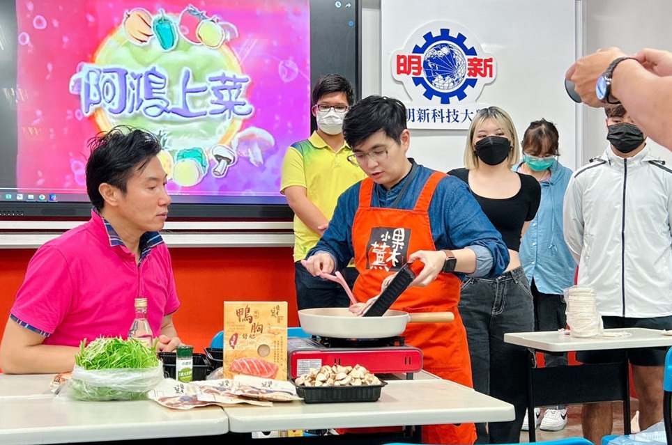 圖片說明:美食天王陳鴻(左)邀請品牌「果木小薰」創辦人章念瑜(右)在明新科大分享產業交流,還當場試範料理。 (果木小薰/提供)