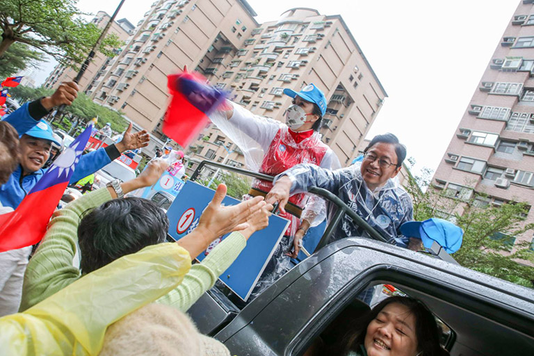 圖片說明:張善政直搗鄭運鵬本命區掃街,受到地方民眾熱情歡迎(圖/張競辦提供)