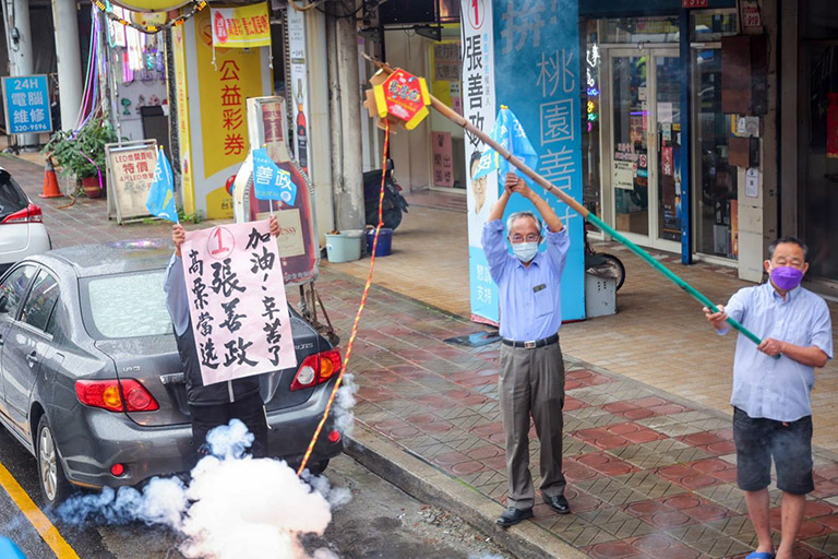 圖片說明:張善政直搗鄭運鵬本命區掃街,熱情地方民眾放鞭炮支持。(圖/張競辦提供)