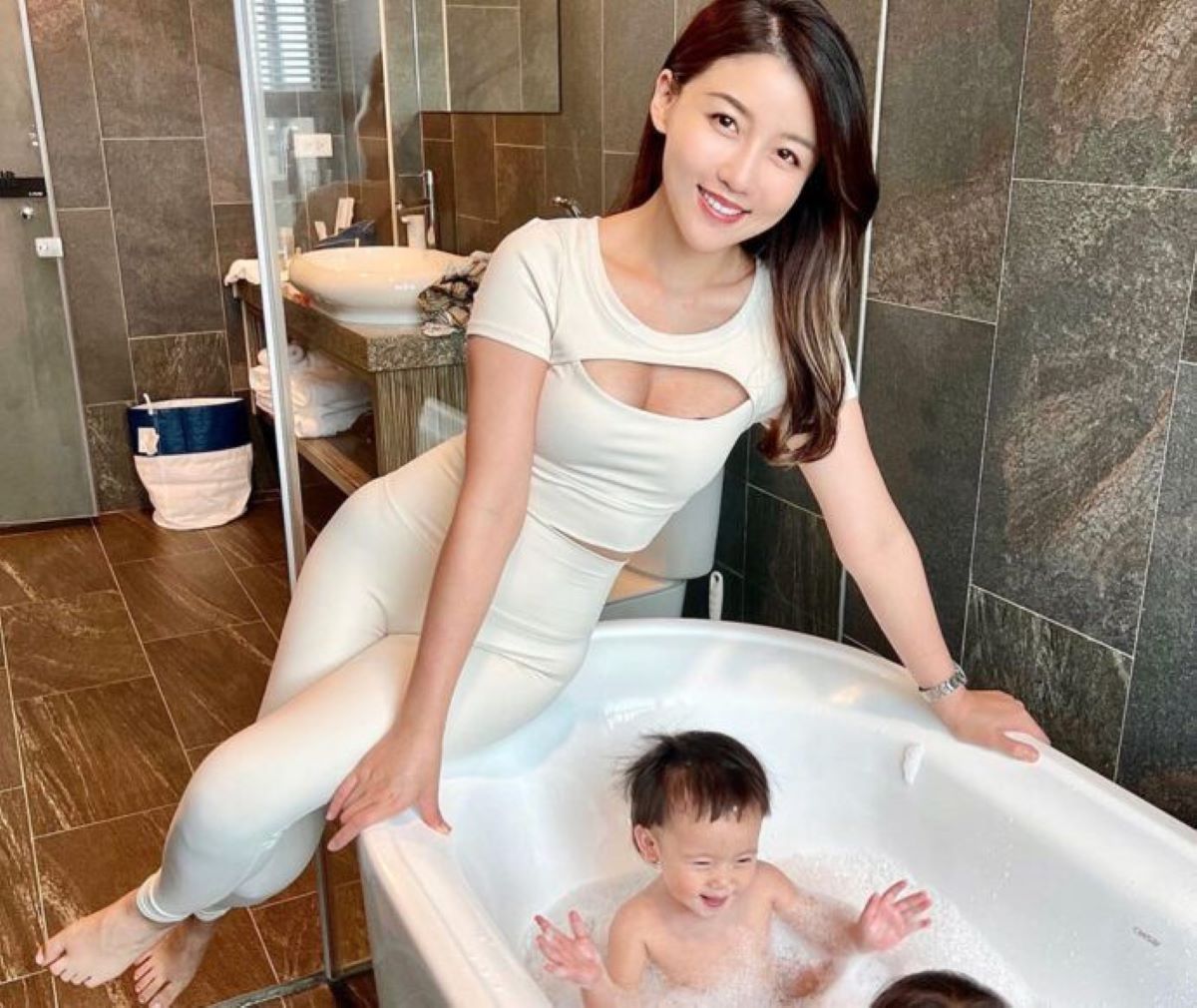 圖片說明:最美營養師放棄北京總營養師職位,回台與老公攜手育兒打拼事業。(圖/高敏敏營養師 粉絲專頁)