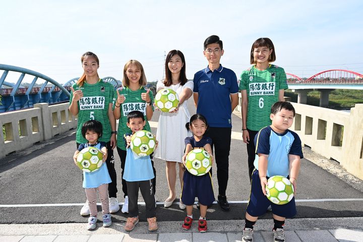 搭上世足熱!陽信女足偕茄拔國小孩童體驗大圳踢球趣
