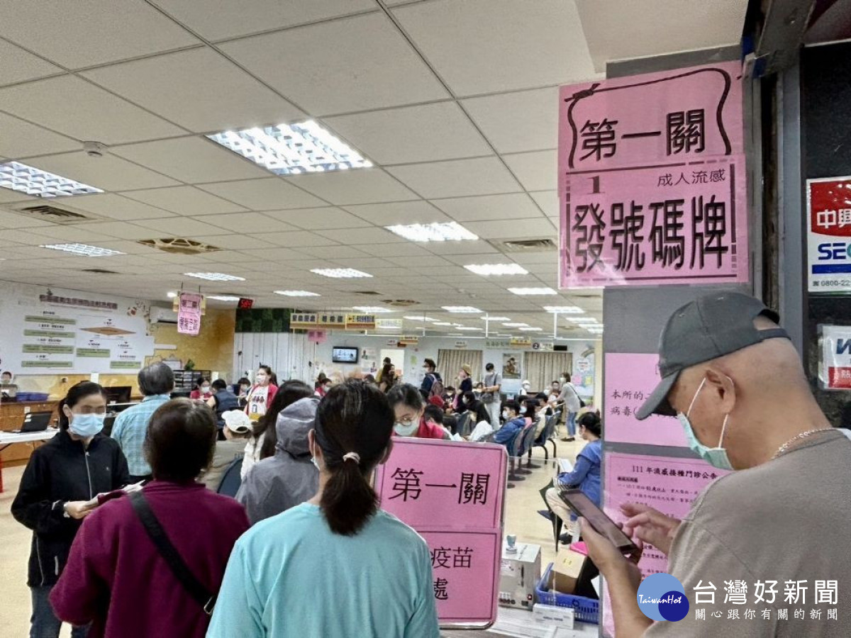 衛生局呼籲流感已進入流行季,符合公費資格民眾應儘快完成流感疫苗接種,以提升自我保護力。