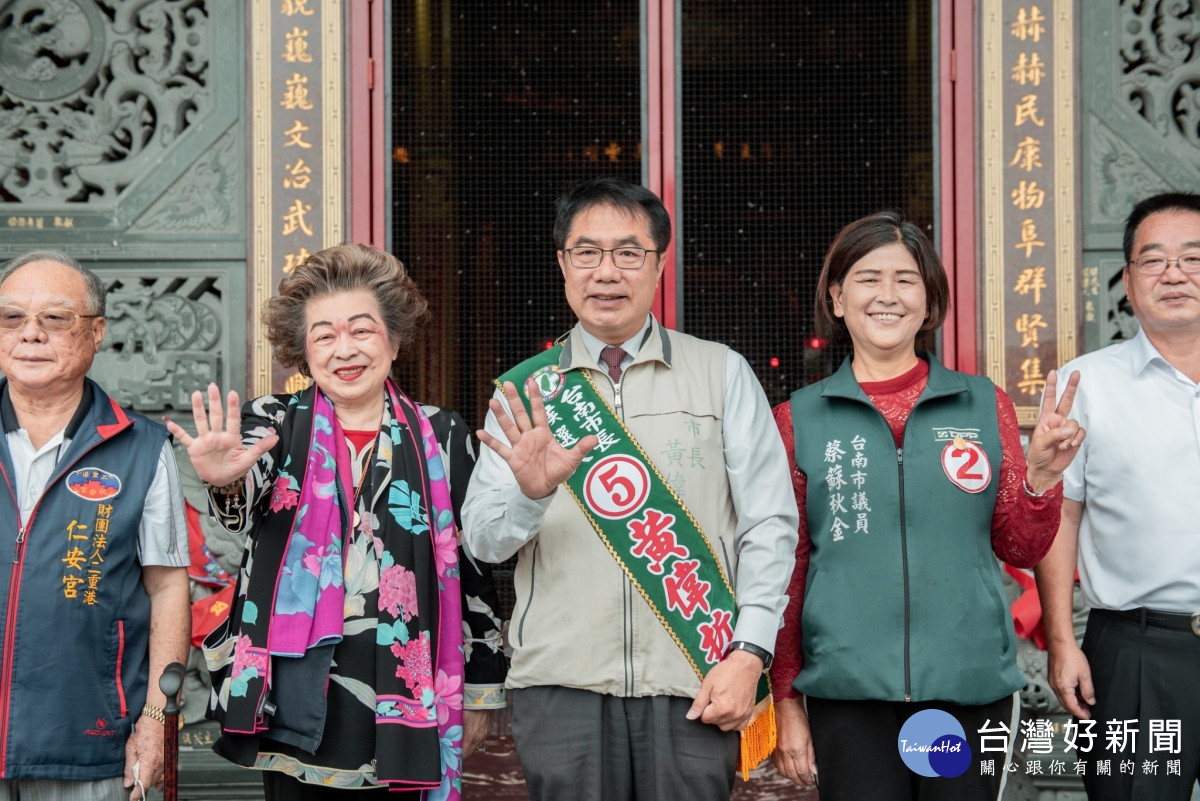 黃偉哲掃街車隊今天從大北門區出發。（黃偉哲競總提供）