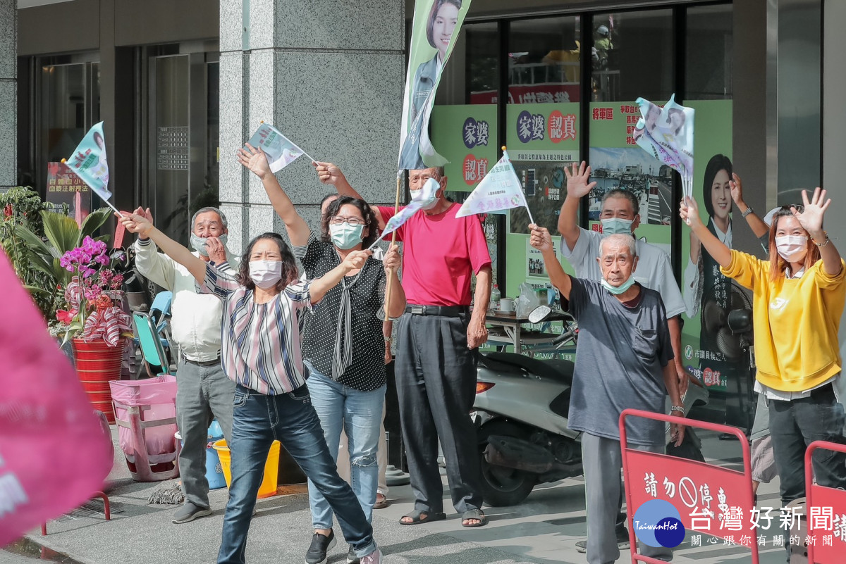 掃街車隊受到沿途支持民眾讚聲。(黃偉哲競總提供)