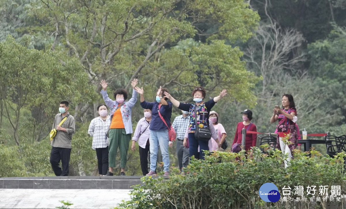 民眾揮手回應。(許淑華競總提供)