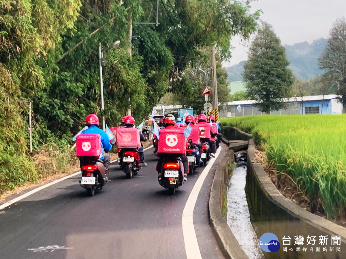 熊貓外送員力挺陳清龍競選連任,加入車隊掃街宣傳造勢。