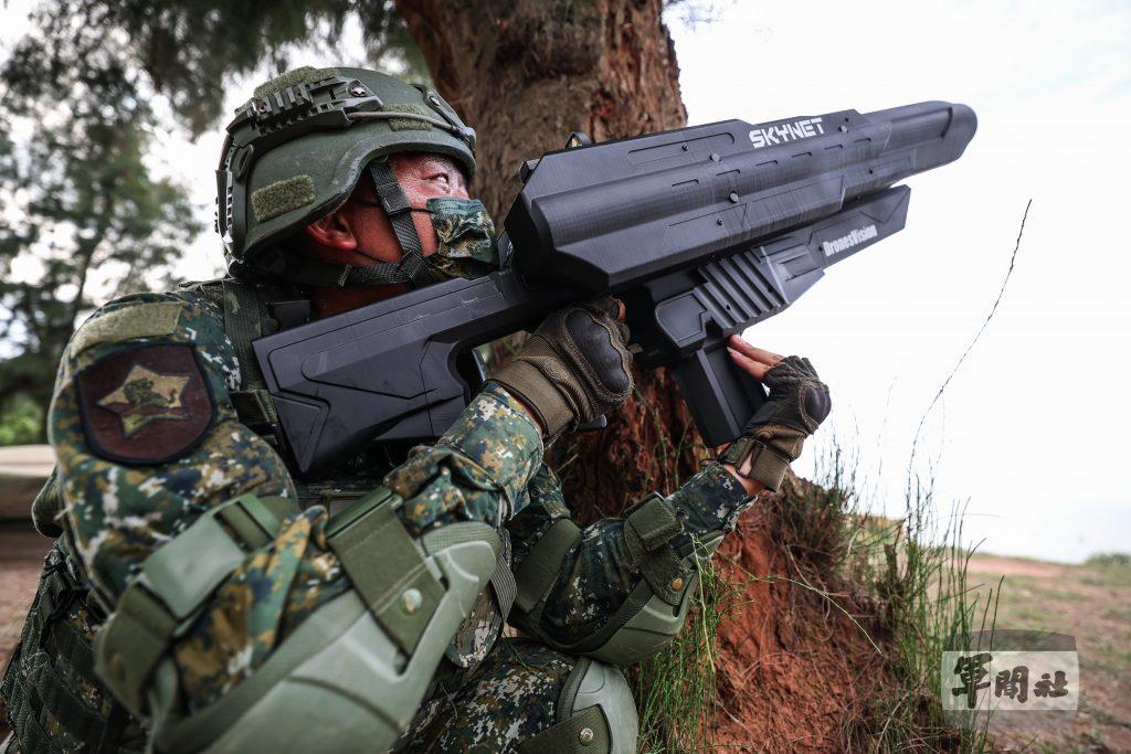 國安局委託憲兵採購8具無人機干擾槍。軍聞社提供金防部官兵以無人機干擾槍進行訓練資料照片