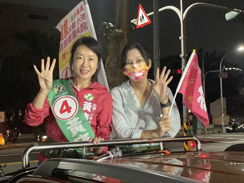 高雄市長陳其邁妻子吳虹(右)23日首次參與車隊掃街,為民進黨市議員候選人黃雍琇(左)拉票。陳其邁競選團隊提供