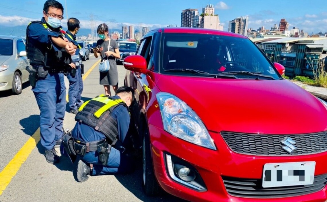二寶媽車破胎 保大警助脫困 籲學「爆胎緊急應變措施」自保