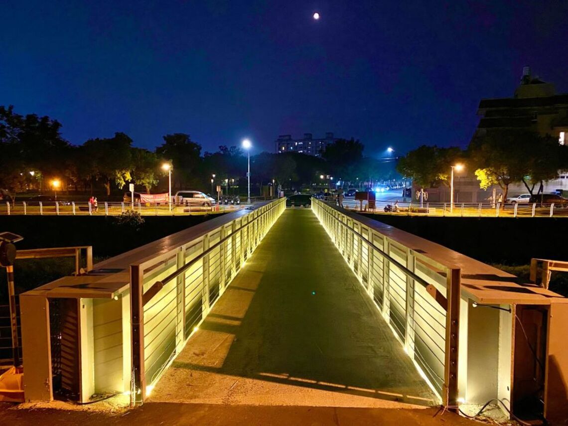 整修鳳山溪鳳凰橋 夜間照明增亮點!