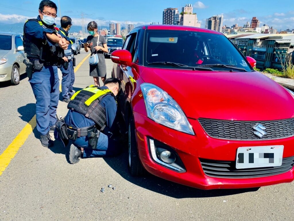 經保大員警下車查看,發現右前車輪有被異物刺破,導致車輛因爆胎無法平穩快速行駛。