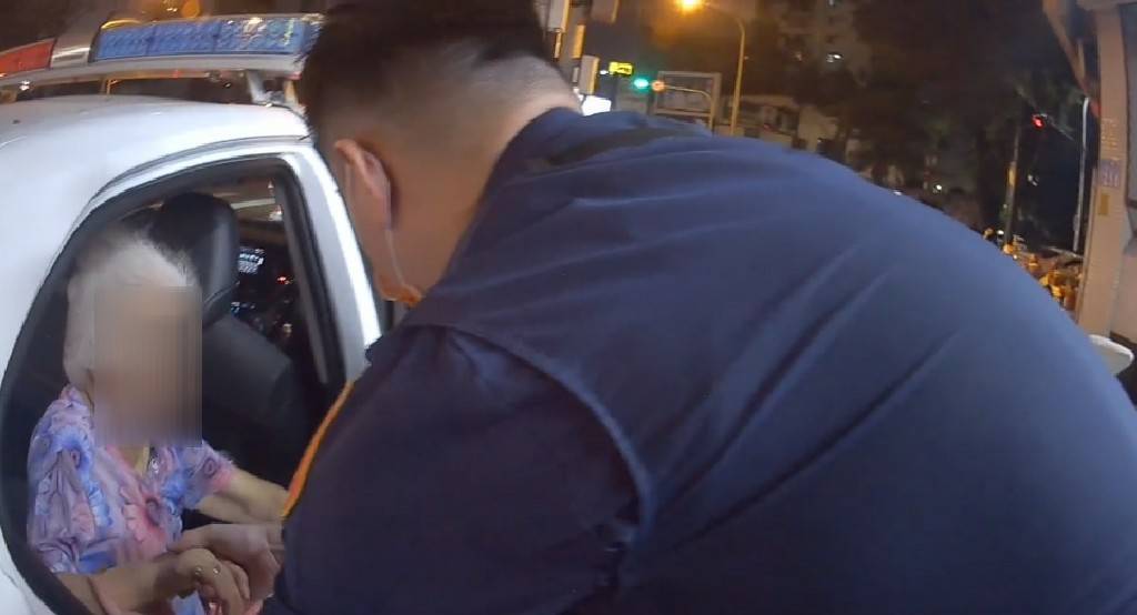 ▲員警載著迷路的百歲阿嬤搜尋住家未果,便先將阿嬤載回派出所休息 (圖/台中市警察局 提供)