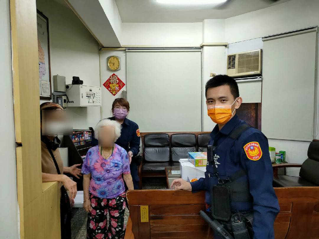 ▲民眾趕至派出所,將高齡102歲的婆婆接返家 (圖/台中市警察局 提供)