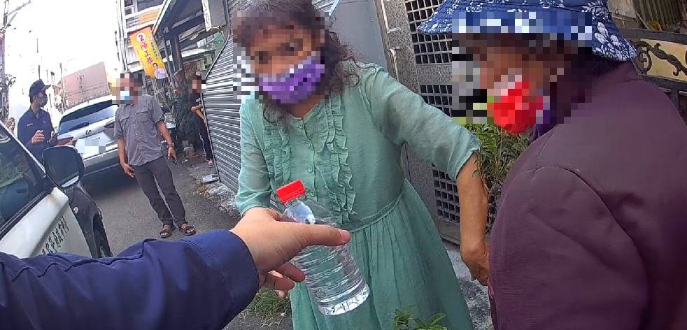 ▲員警接獲熱心民眾報案,至現場關懷迷路失智老婦 (圖/台中霧峰分局 提供)