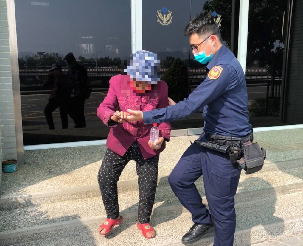 ▲員警以警政系統耐心比對出呂姓老婦身分後,準備以警車載送返家 (圖/台中霧峰分局 提供)