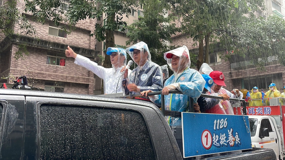 同台張善政車掃 朱立倫:條件遠勝鄭運鵬 不投是被奧步害的 20 國民黨主席朱立倫和桃園市長候選人張善政24日持續進行選戰倒數衝刺,在桃園中壢車隊掃街。桃園市議長邱奕勝也陪同。