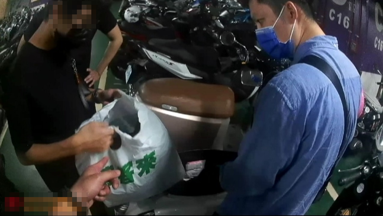 說明:臺中市政府警察局第二分局育才派出所日前逮捕竊賊助民眾尋回失竊愛車。(記者林㤈輝翻攝)