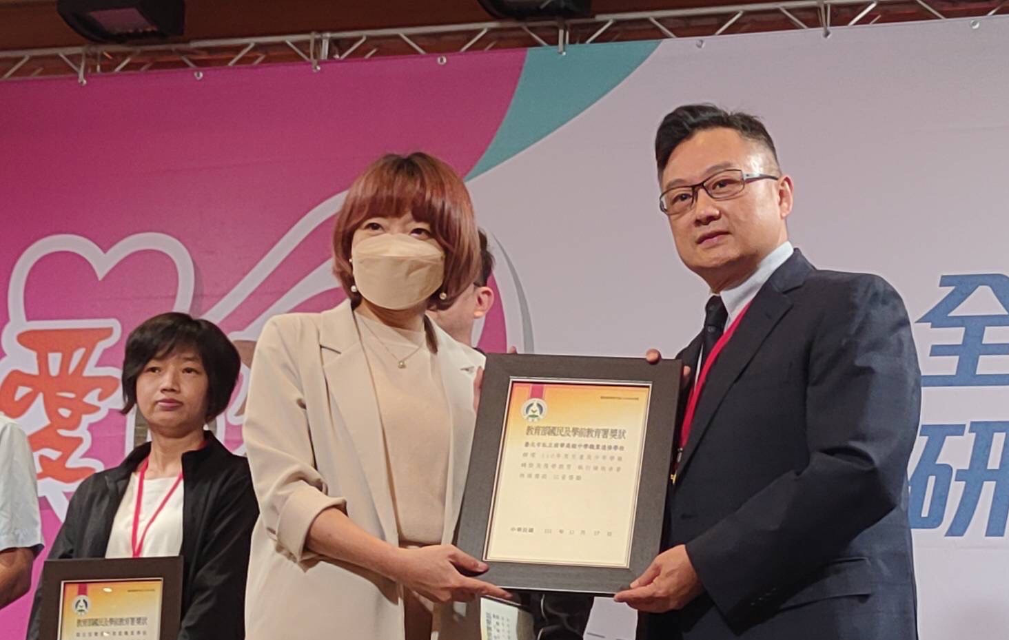 南華高中莊惠安校長(右),堅持初衷「不放棄任何一個孩子」,看見孩子的改變就是前進最大的動力。(圖/南華高中提供)