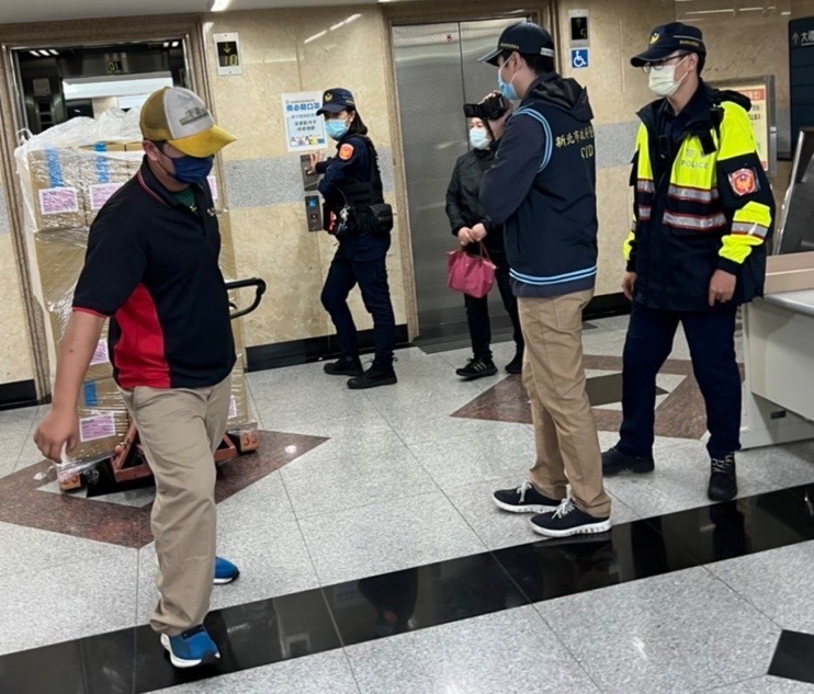 新莊警護送選票不敢大意。(記者戴昱弘翻攝)