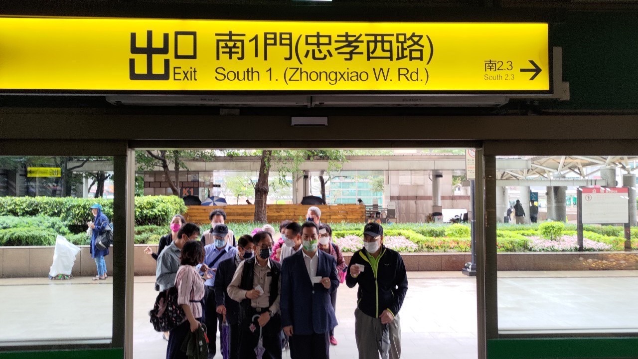 媒體人蔡玉真與50多位雲林旅外鄉親,今天齊聚台北車站,共同呼籲在北部工作的雲林人「1126返鄉投票,下架青埔宮」!(記者徐煜勝翻攝)