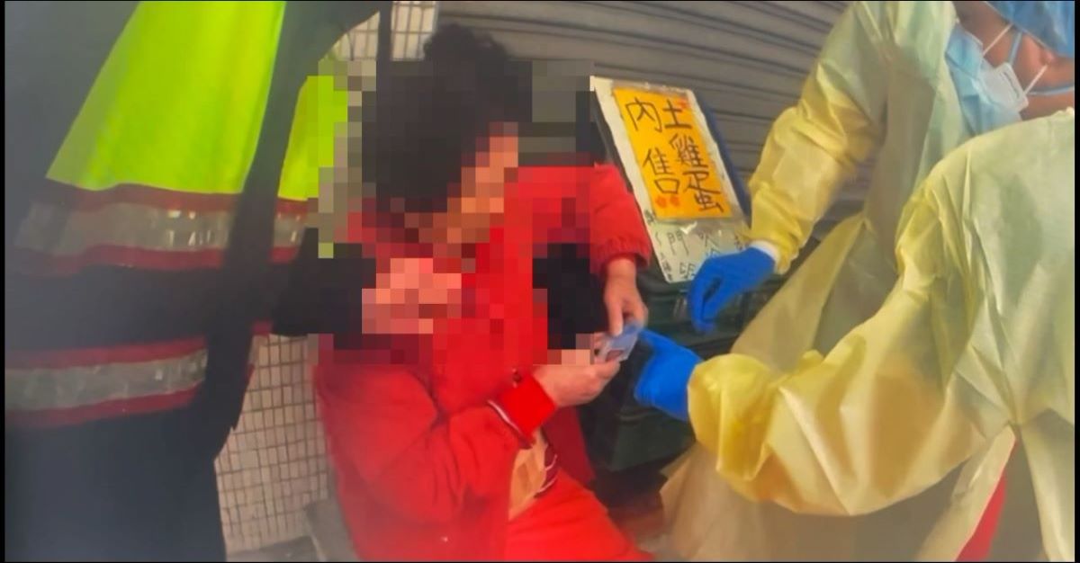 員警到場了解婦人狀況。(記者宋紹誠翻攝)