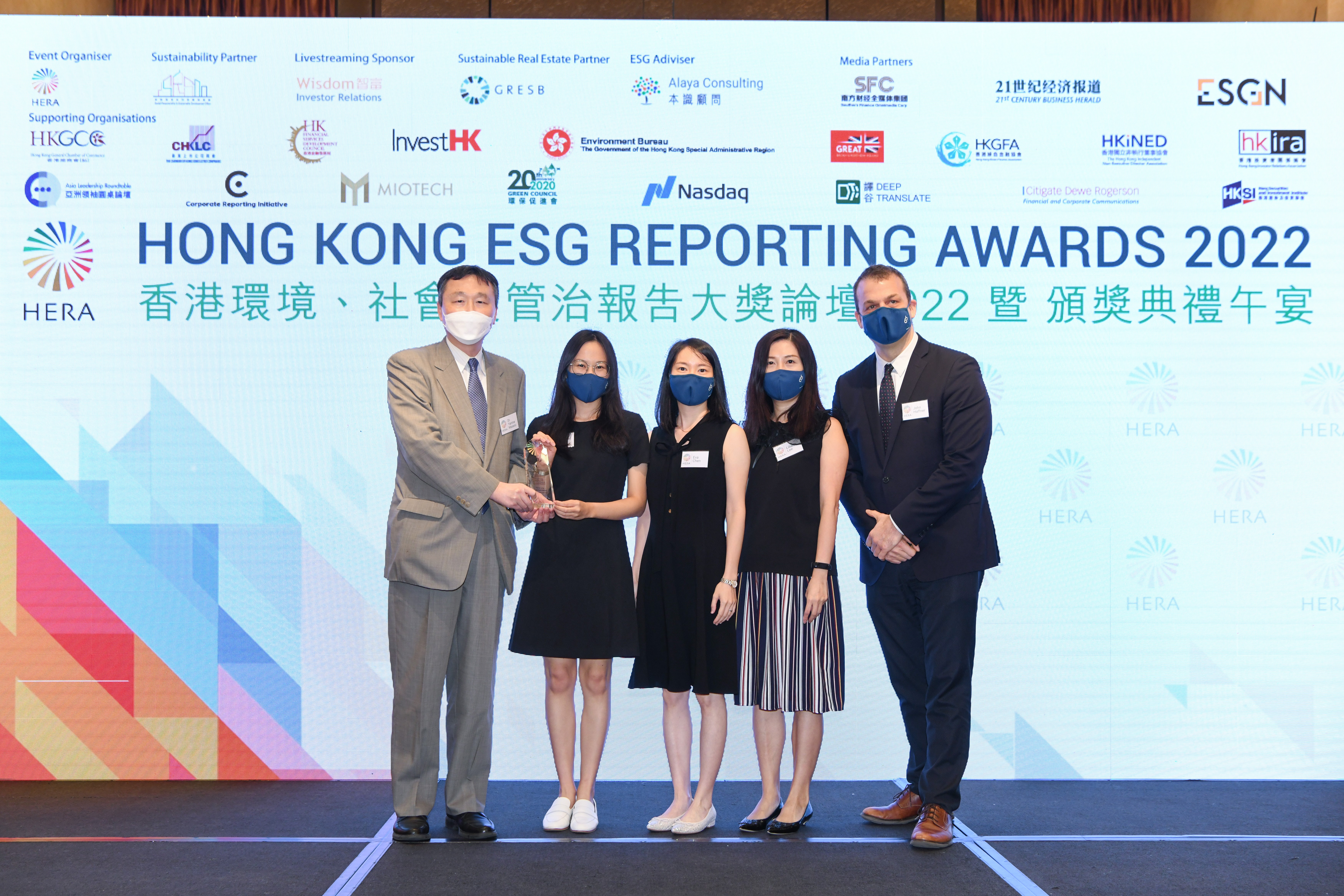 恒隆在2022香港ESG報告大獎中榮獲最佳ESG報告獎（大市值）、優秀新力軍獎 一 大獎及卓越碳中和獎 一 嘉許獎