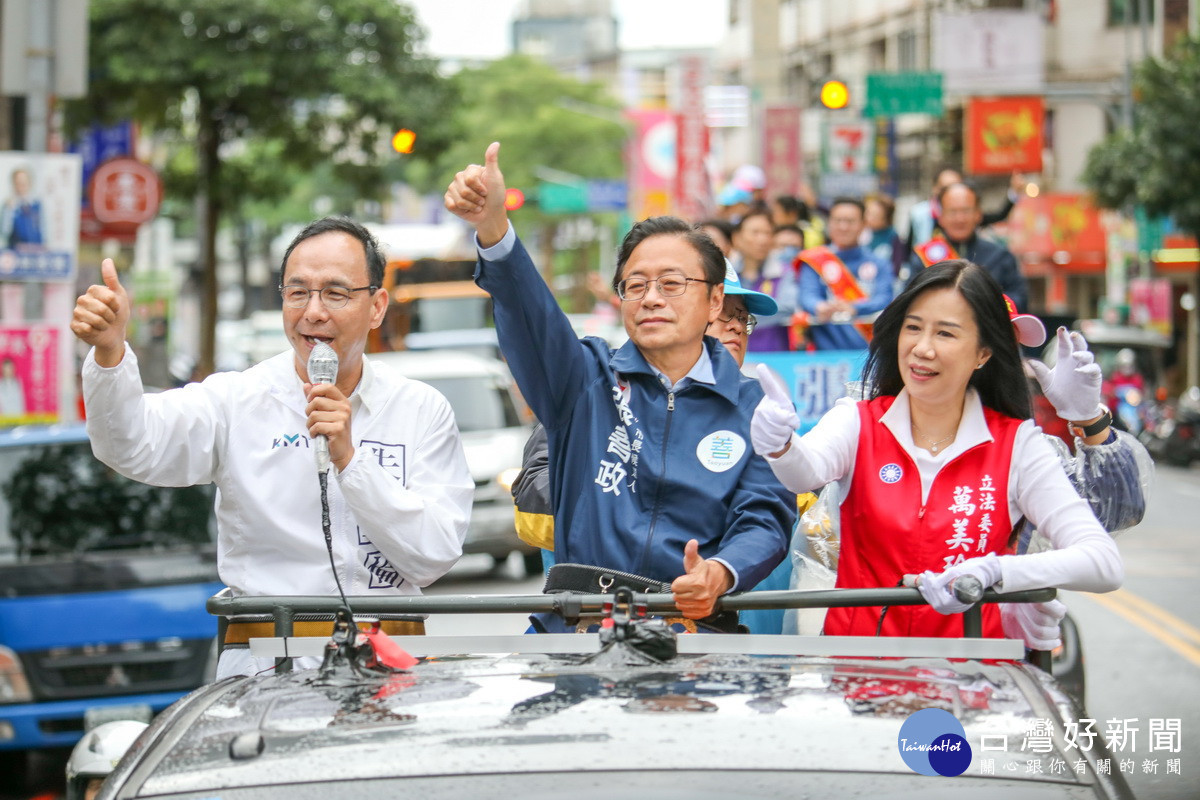 國民黨桃園市長候選人張善政在主席朱立倫、立委萬美玲陪同中進行車隊掃街拜票。<br /><br />