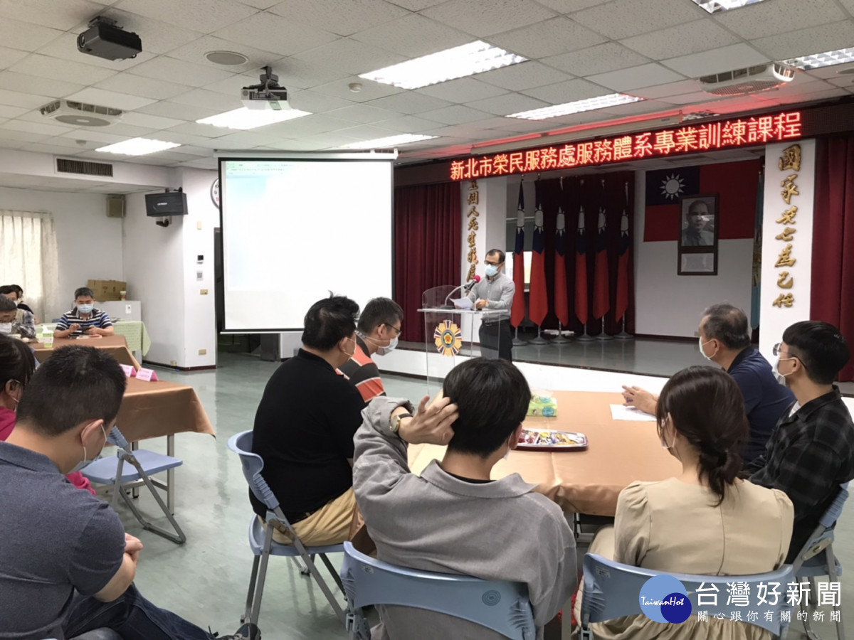 新北市榮服處周興國處長(站立者)致詞，宣導行政中立